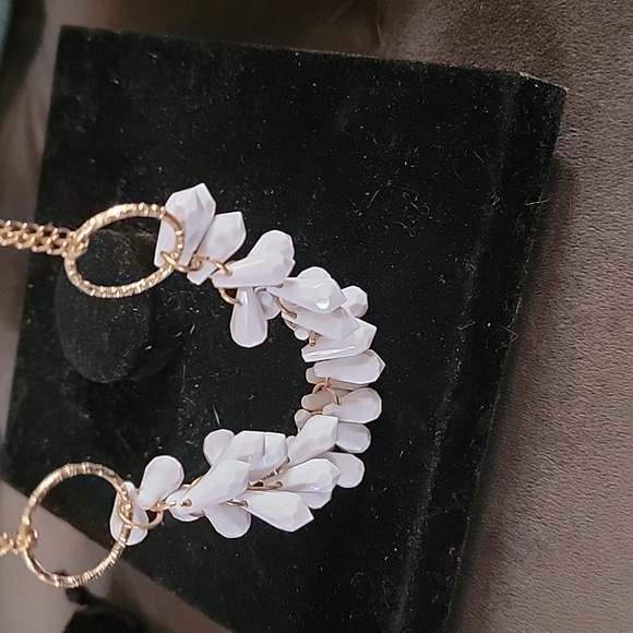 Elegant Gold and White Necklace - Picture 2 of 3